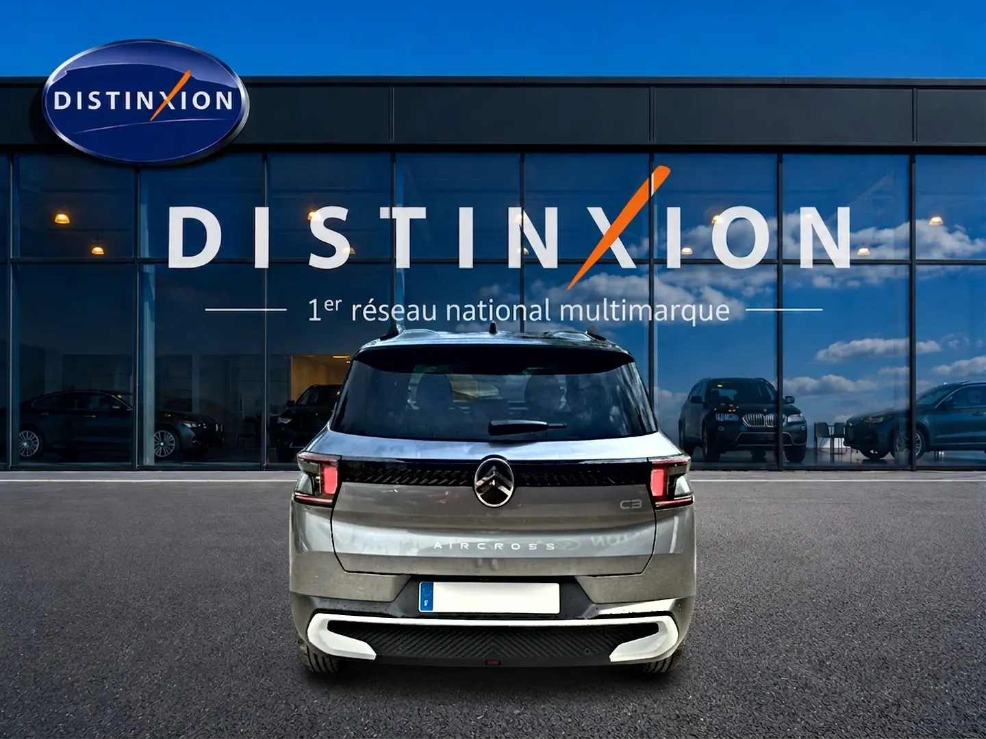 Vue arrière d’un Citroën C3 Aircross gris mercury 2026 avec feux LED et barres de toit visibles.