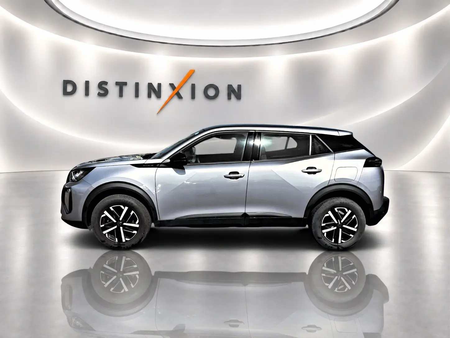Peugeot 2008 gris en profil droit dans un studio avec jantes noires et toit noir contrastant.