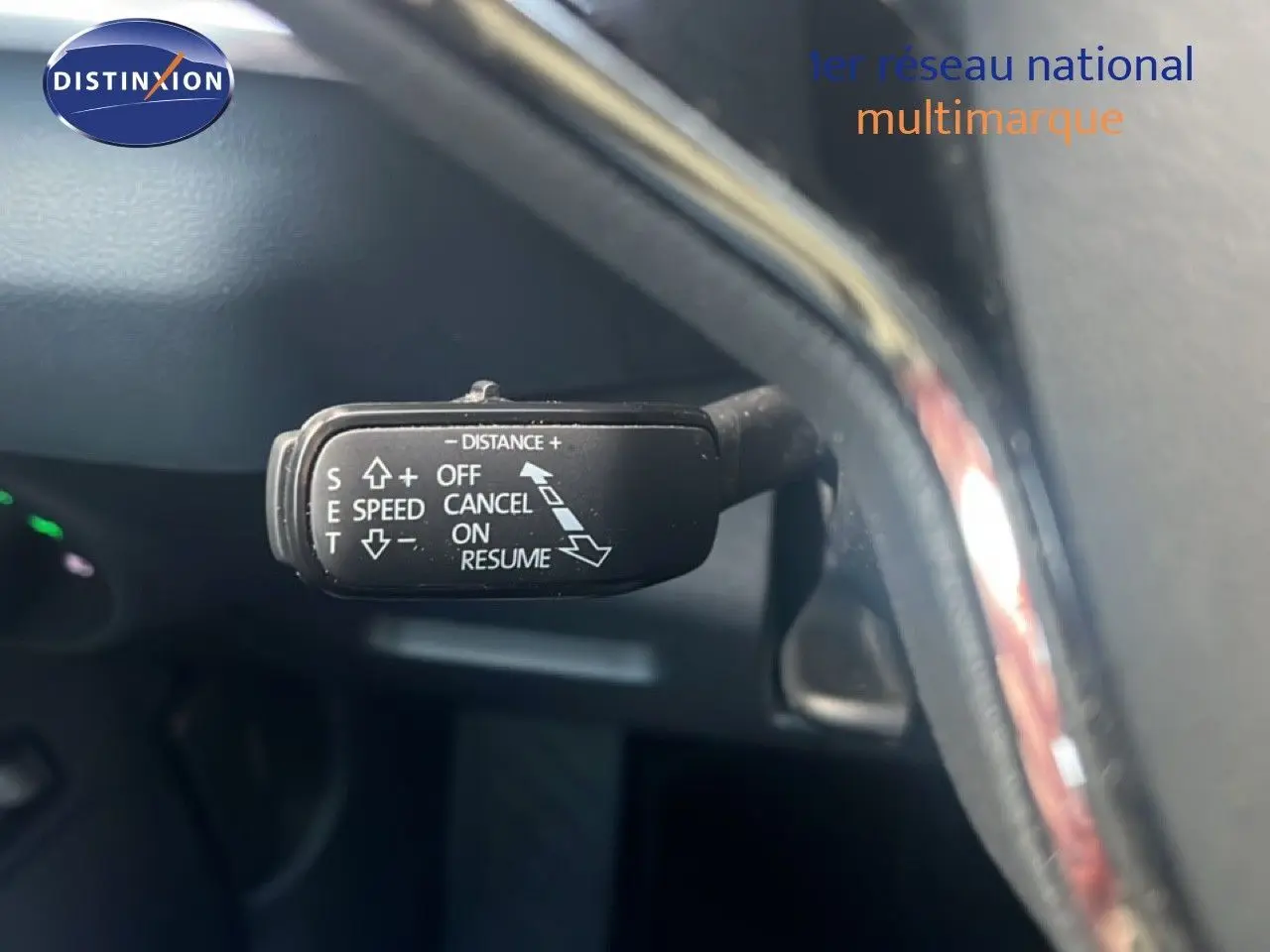 Le levier de commande du régulateur de vitesse sur un Skoda Karoq 2023 noir, vue intérieure rapprochée côté conducteur.