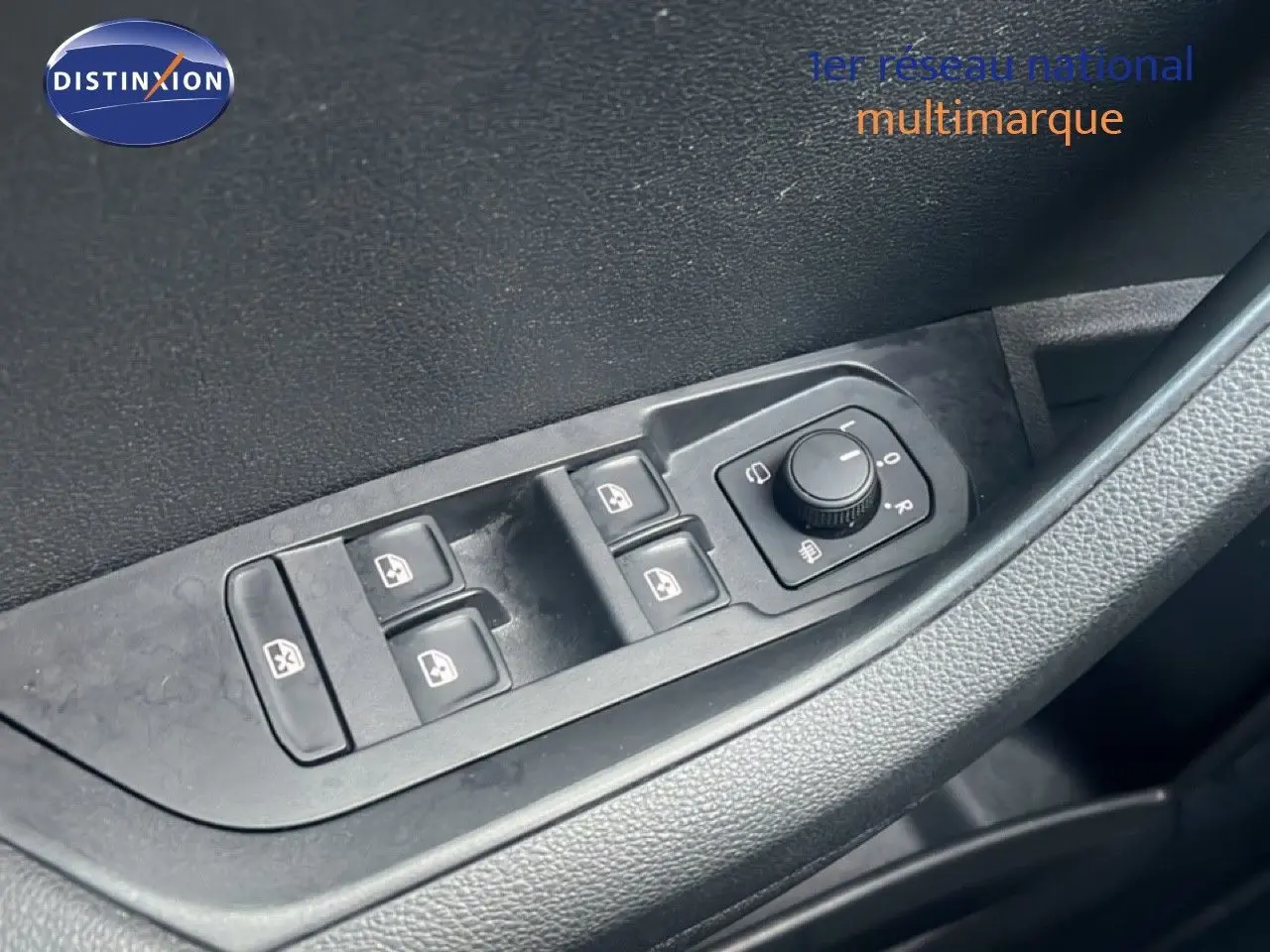 Gros plan sur les commandes des vitres et des rétroviseurs côté gauche d'une Skoda Karoq noir Magic Metal 2023.