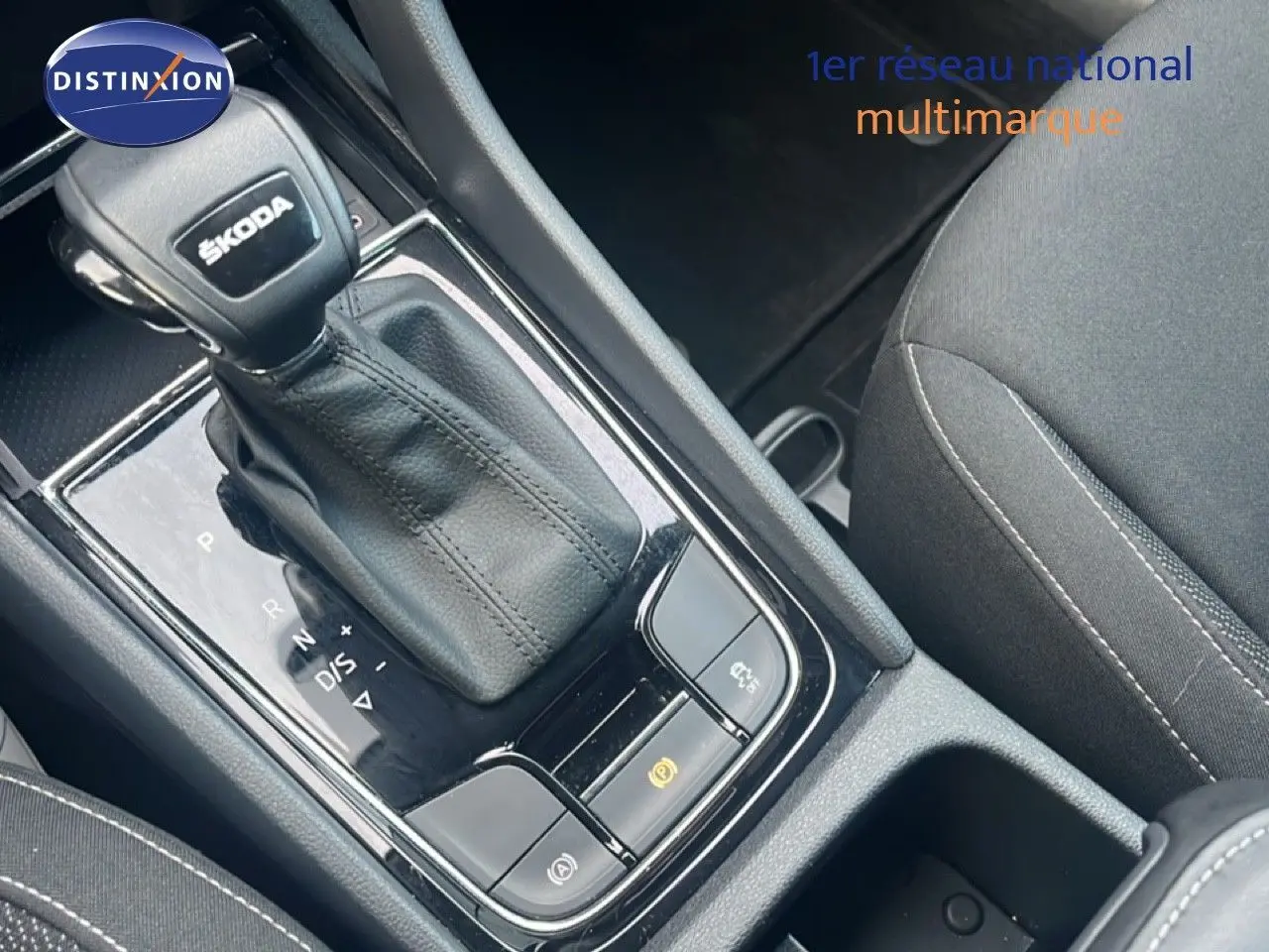 Le levier de vitesse automatique noir avec logo ŠKODA sur la console centrale d'un SKODA KAROQ 2023.