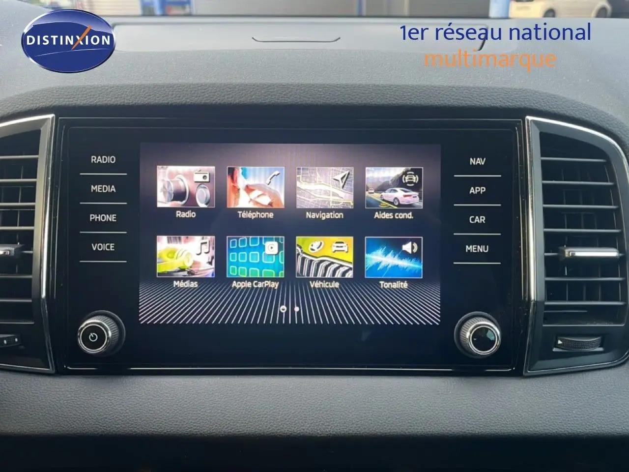 Écran tactile central du tableau de bord du Skoda Karoq 2023 affichant les options multimédia et navigation.