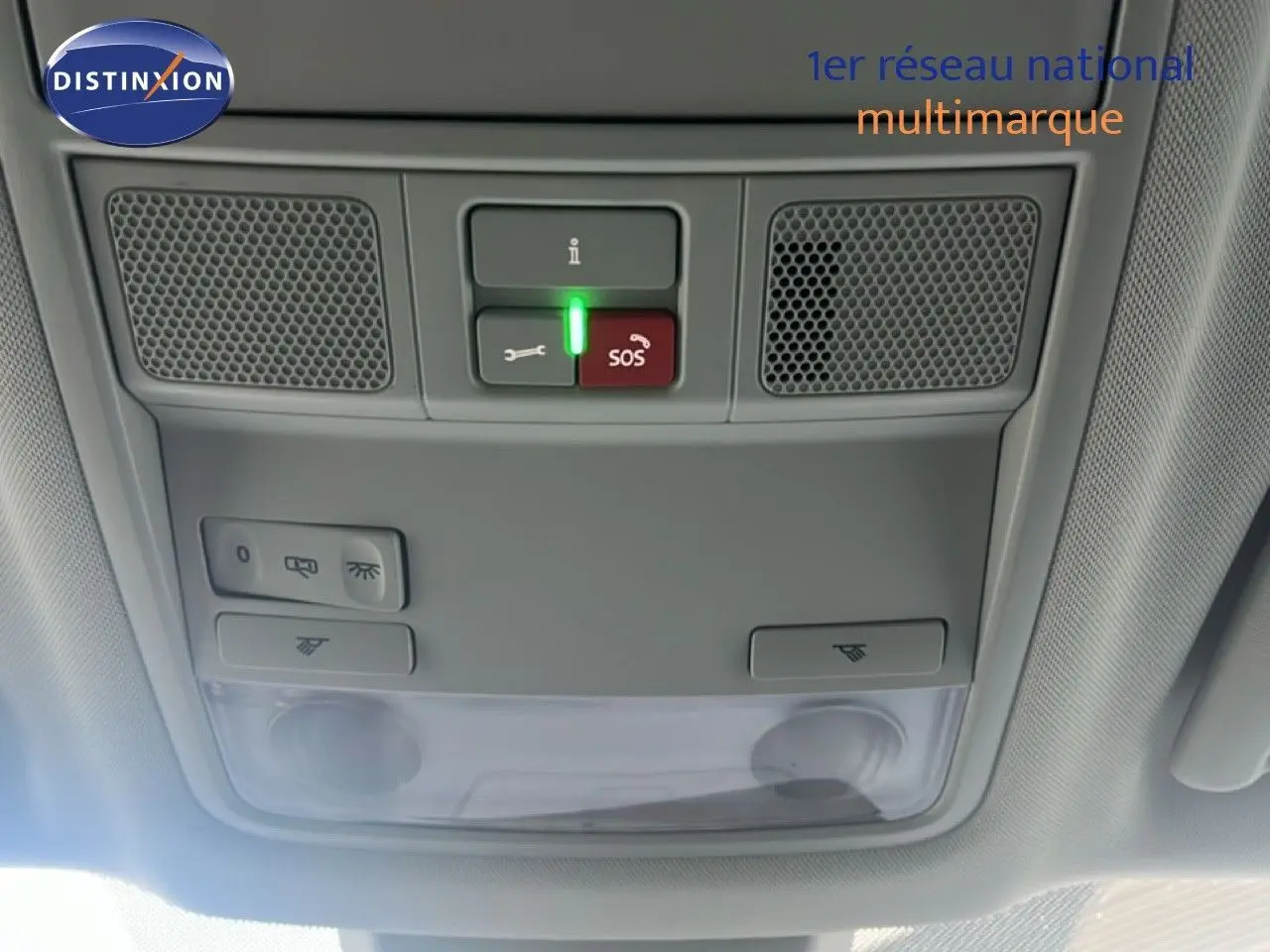 Panneau de commande de toit ouvrant avec boutons SOS et éclairage intérieur dans un Skoda Karoq noir Magic Metal 2023.