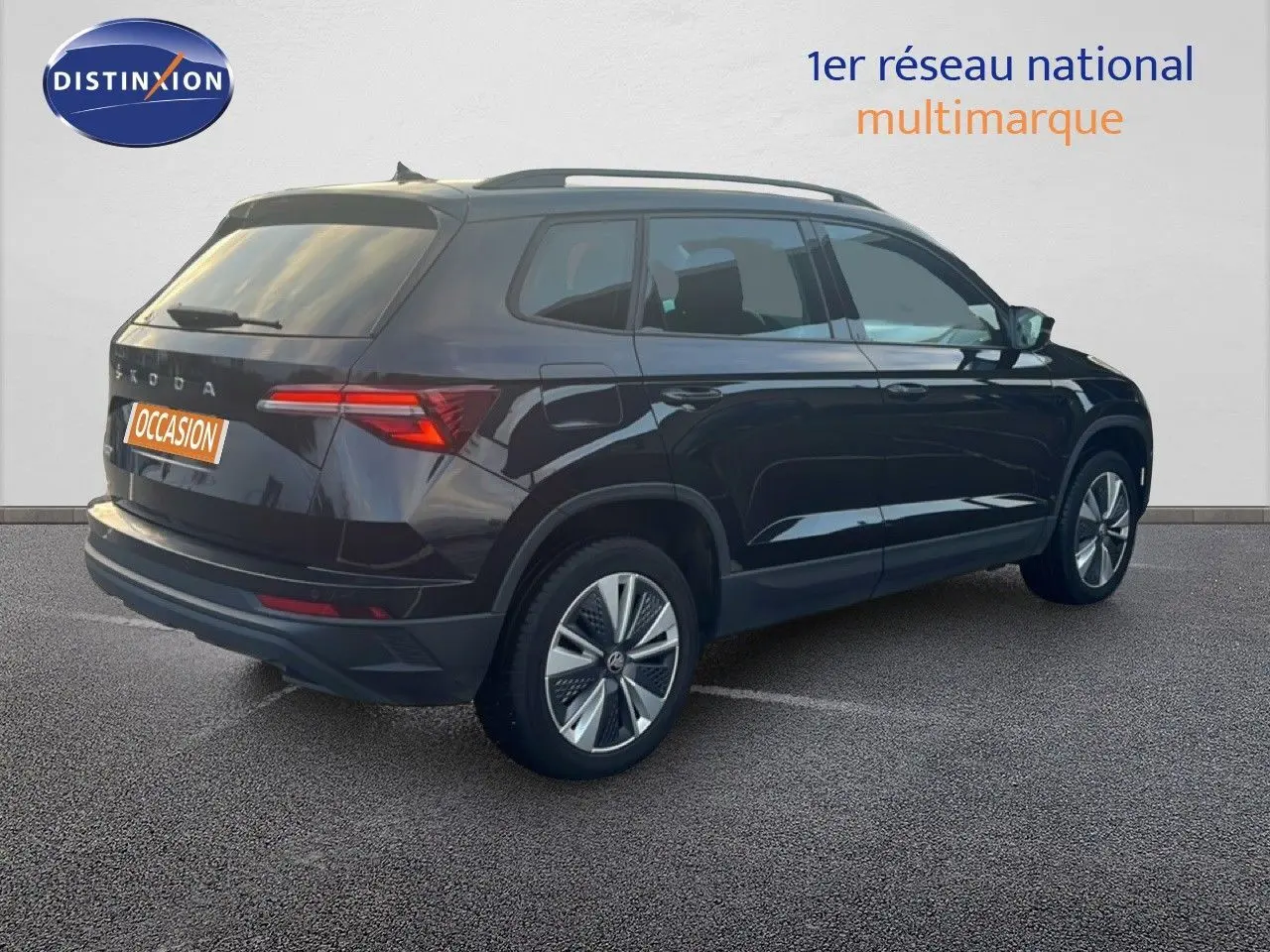 Vue 3/4 arrière droite d'un Skoda Karoq noir Magic Metal 2023 avec jantes bi-ton et feux LED distinctifs.