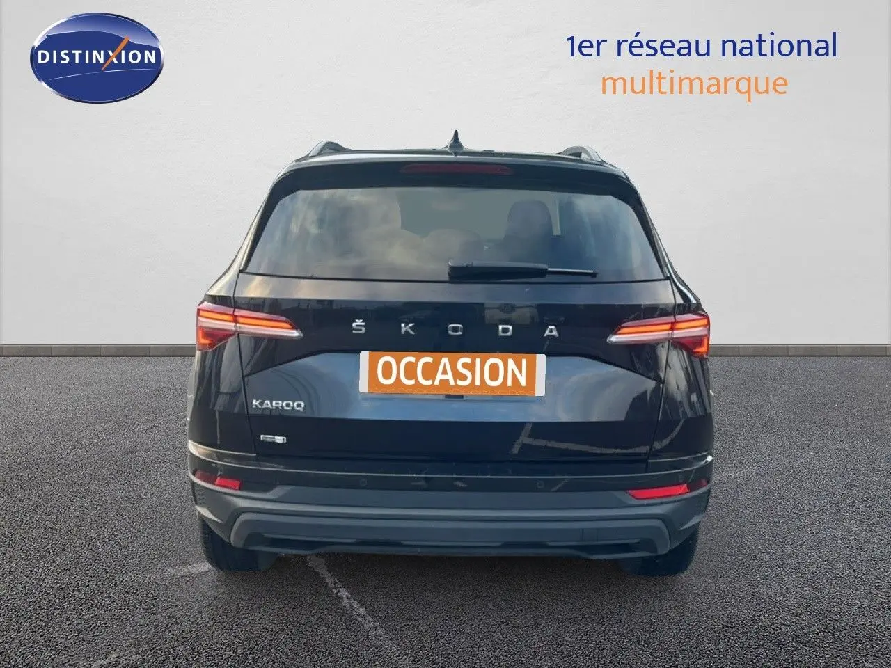 Vue arrière d'un Skoda Karoq noir Magic Metal 2023 avec feux LED et plaque "OCCASION" visible.