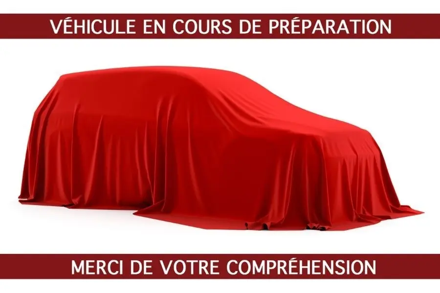 Voiture FIAT 500 Hybrid 2022 gris foncé cachée sous une housse rouge, vue de profil côté gauche.