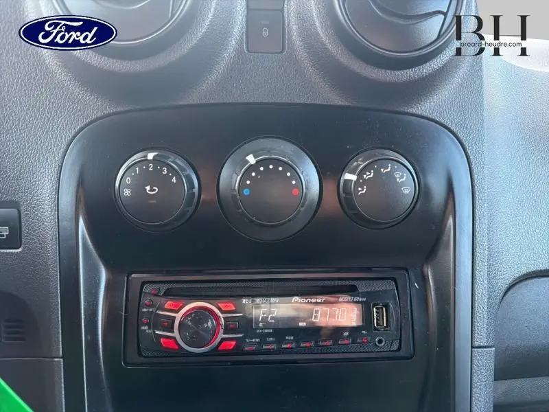 Gros plan sur la console centrale du Mercedes Citan 108 CDI 2017, montrant les commandes de climatisation et la radio Pioneer.