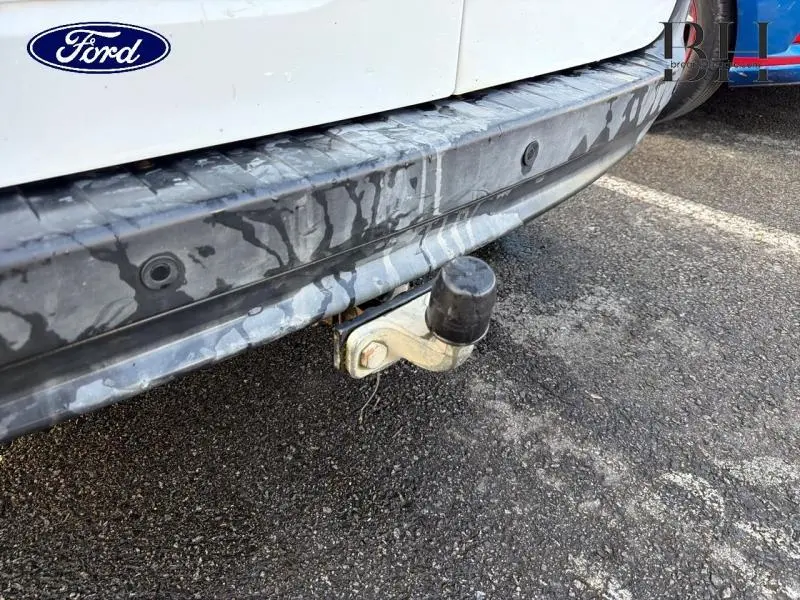 Gros plan sur l'attelage arrière d'un Mercedes Citan 108 CDI Compact blanc, montrant le pare-chocs et la boule d'attelage.