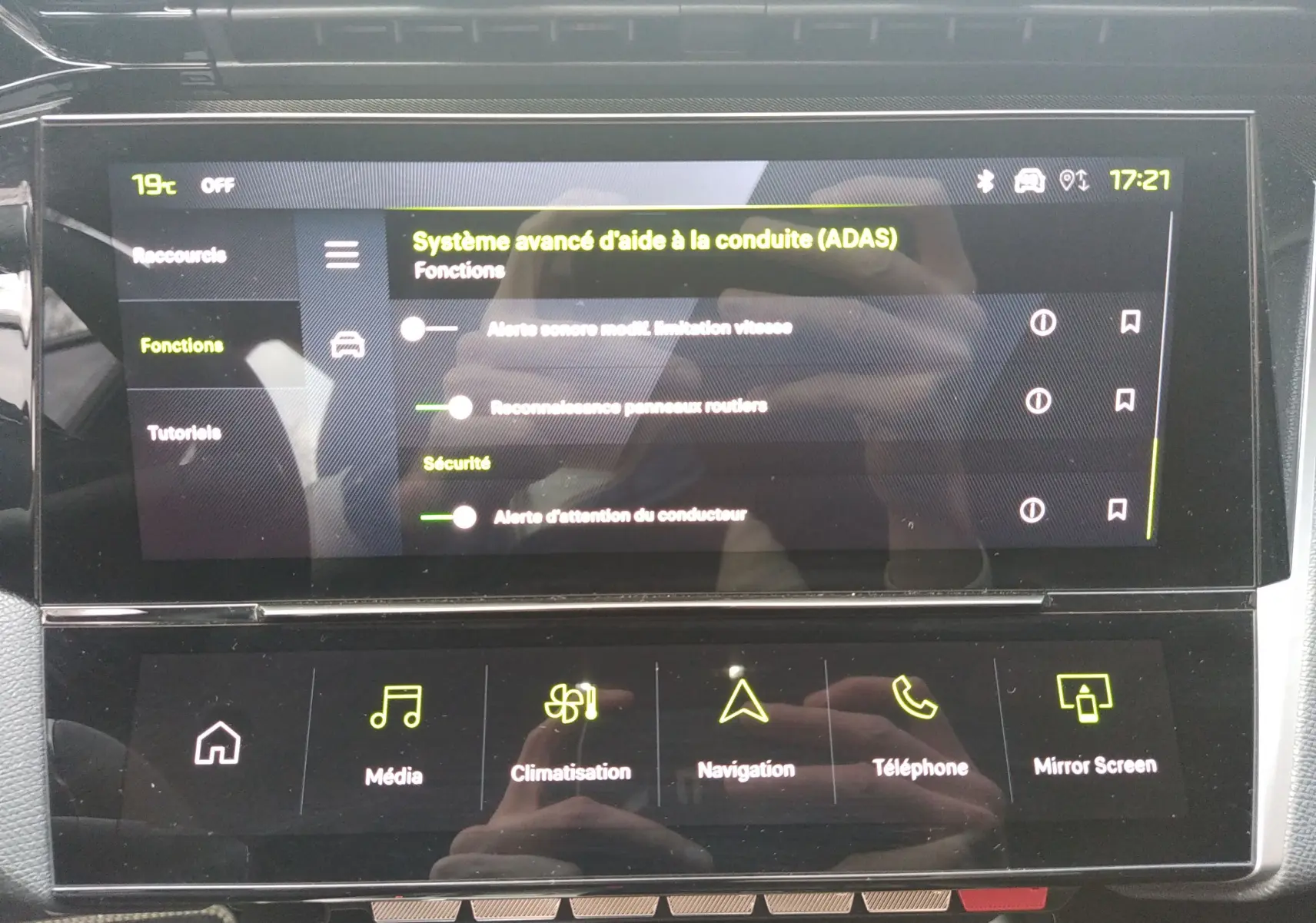 Écran tactile central du Peugeot 408 Hybrid blanc, affichant les réglages du système avancé d’aide à la conduite (ADAS).