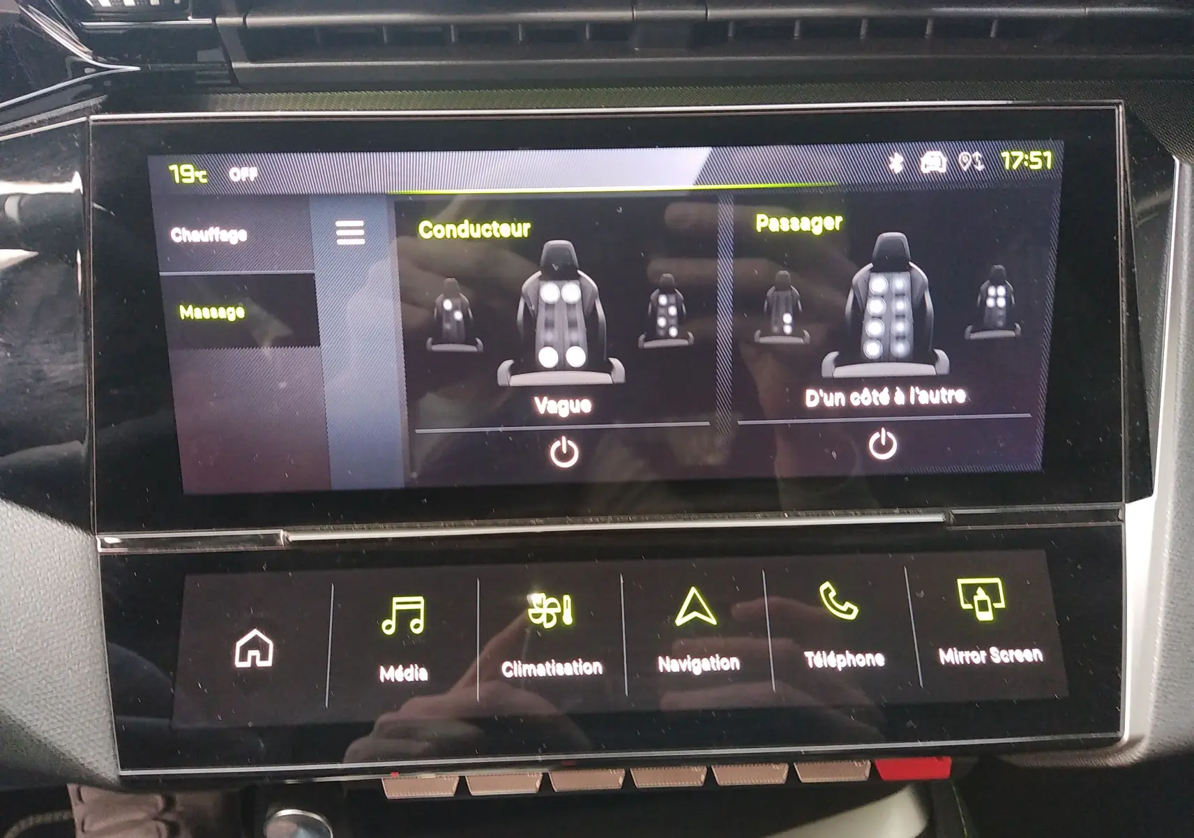 Écran tactile central de la Peugeot 408 Hybrid 2024 montrant les réglages de massage des sièges conducteur et passager.
