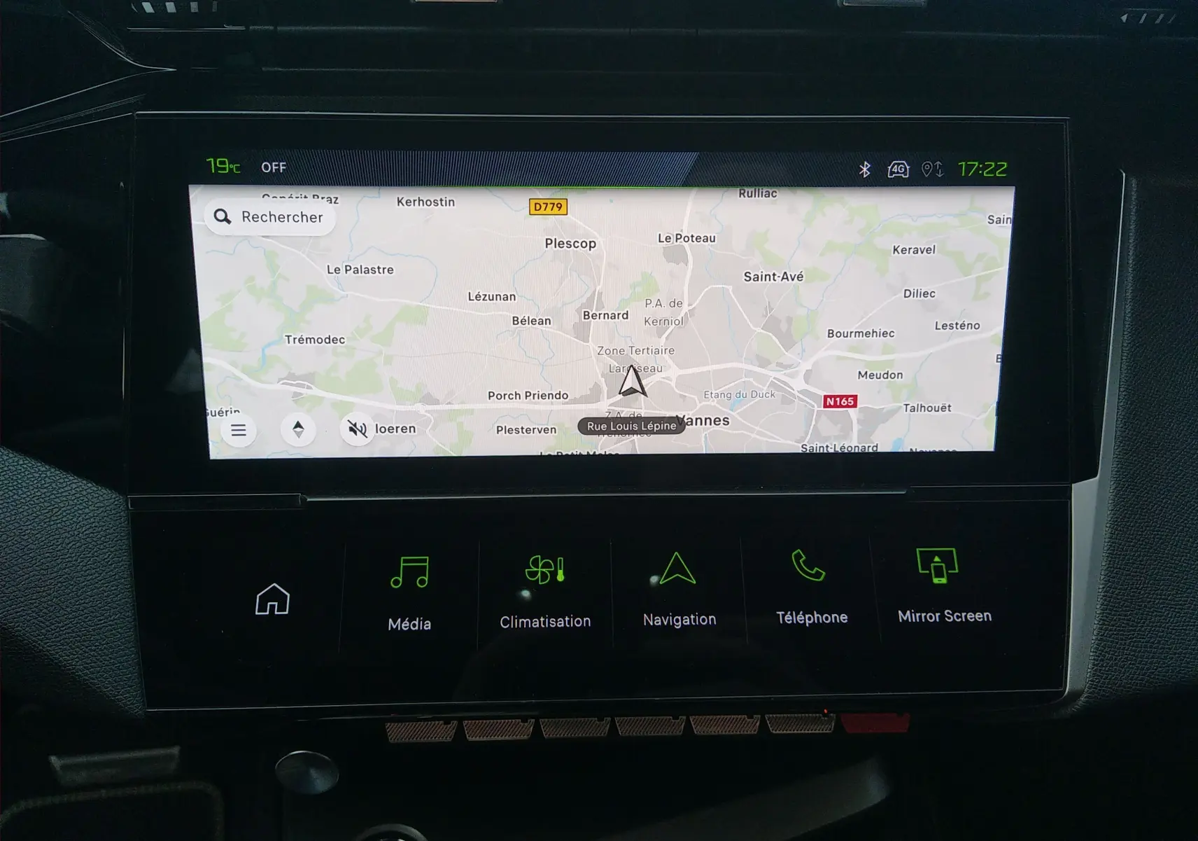 Écran tactile central en plan rapproché dans une Peugeot 408 Hybrid blanc Okenite, affichant la navigation GPS.