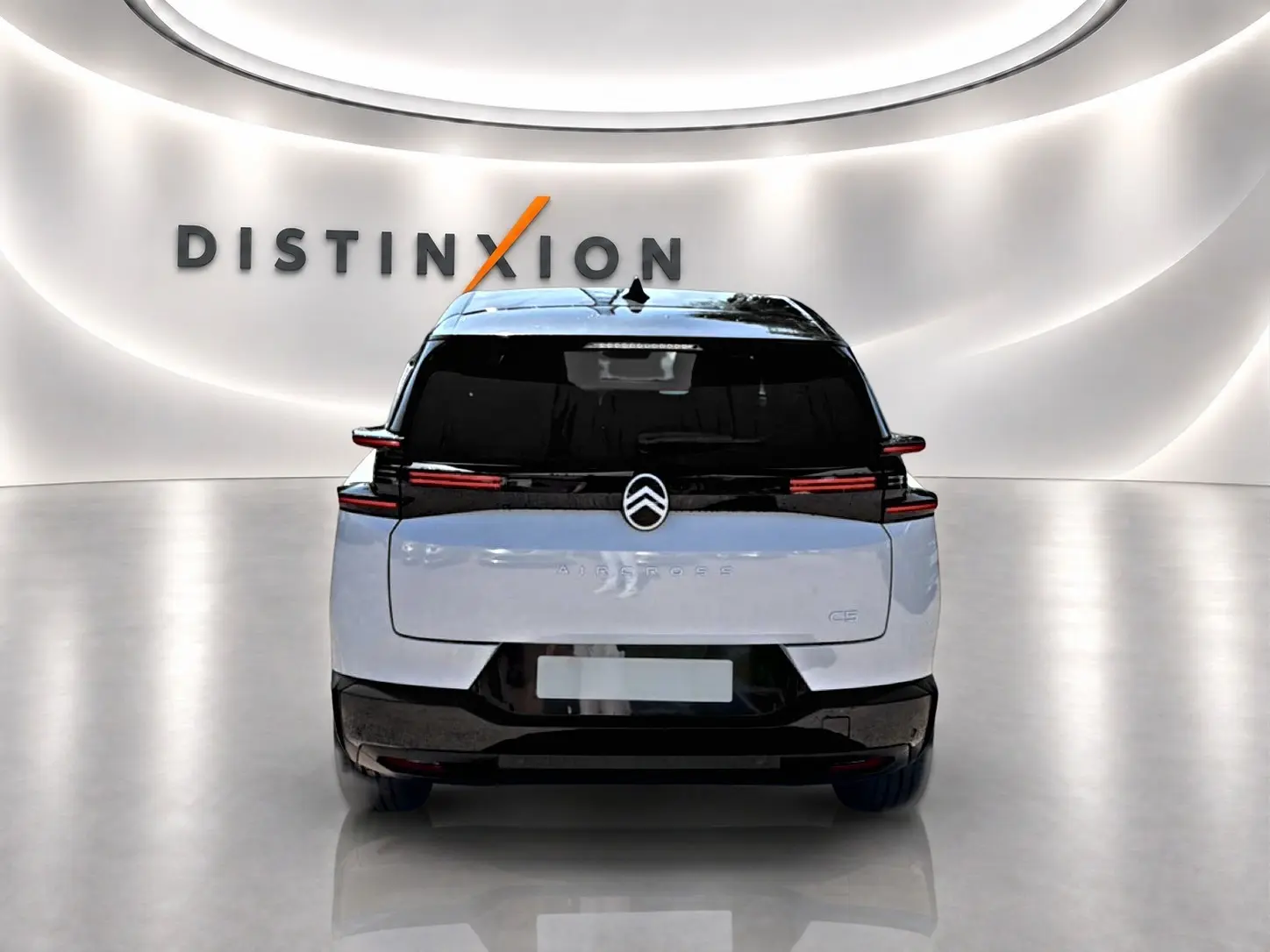 Vue arrière d'un Citroën C5 Aircross blanc et noir avec feux LED et toit bi-ton dans un showroom lumineux.
