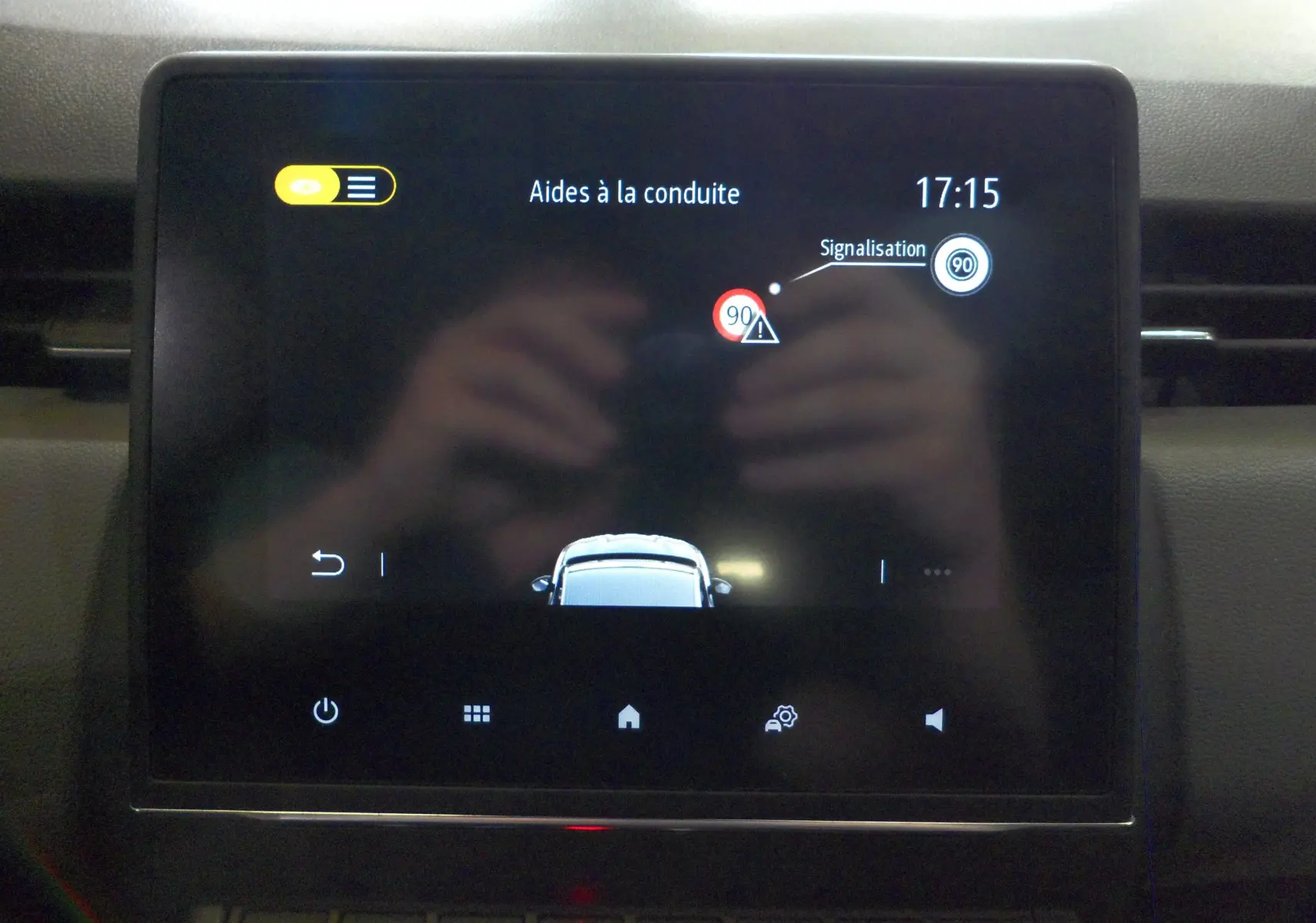Écran tactile intérieur de la Renault Clio V Société blanc glacier affichant les aides à la conduite et la signalisation.