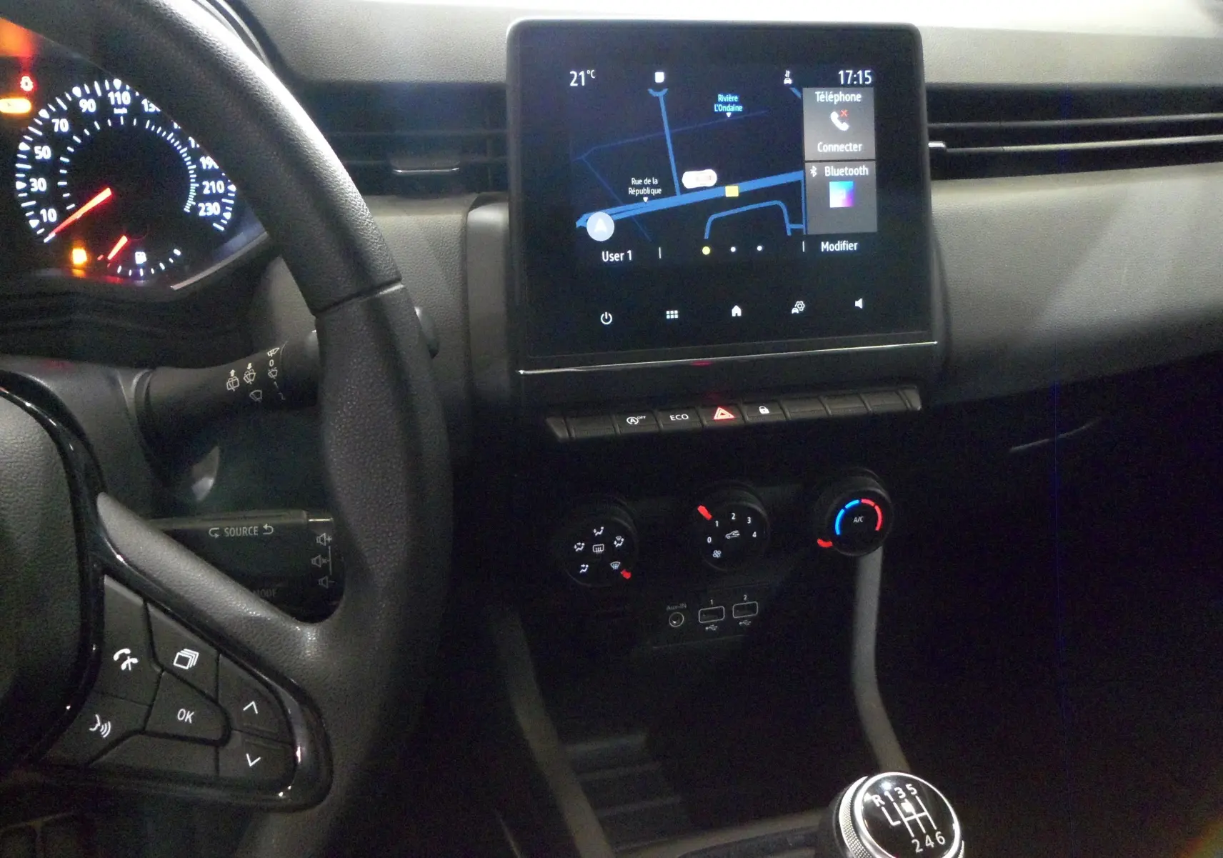 Intérieur Renault Clio V 2020 montrant le tableau de bord, écran tactile et levier de vitesse manuel en gros plan.