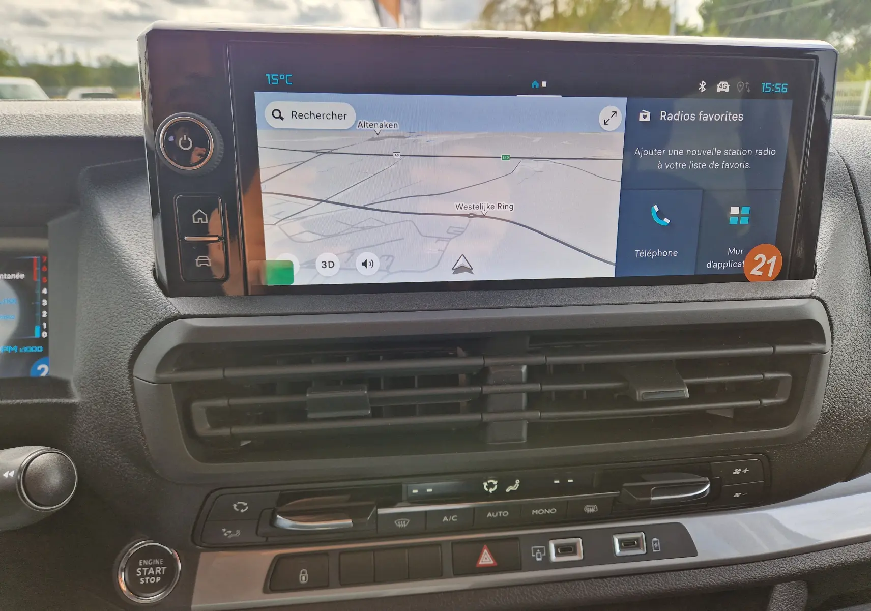 Écran tactile central avec navigation et commandes climatisation dans l'habitacle du Citroën Jumpy XL gris titane.
