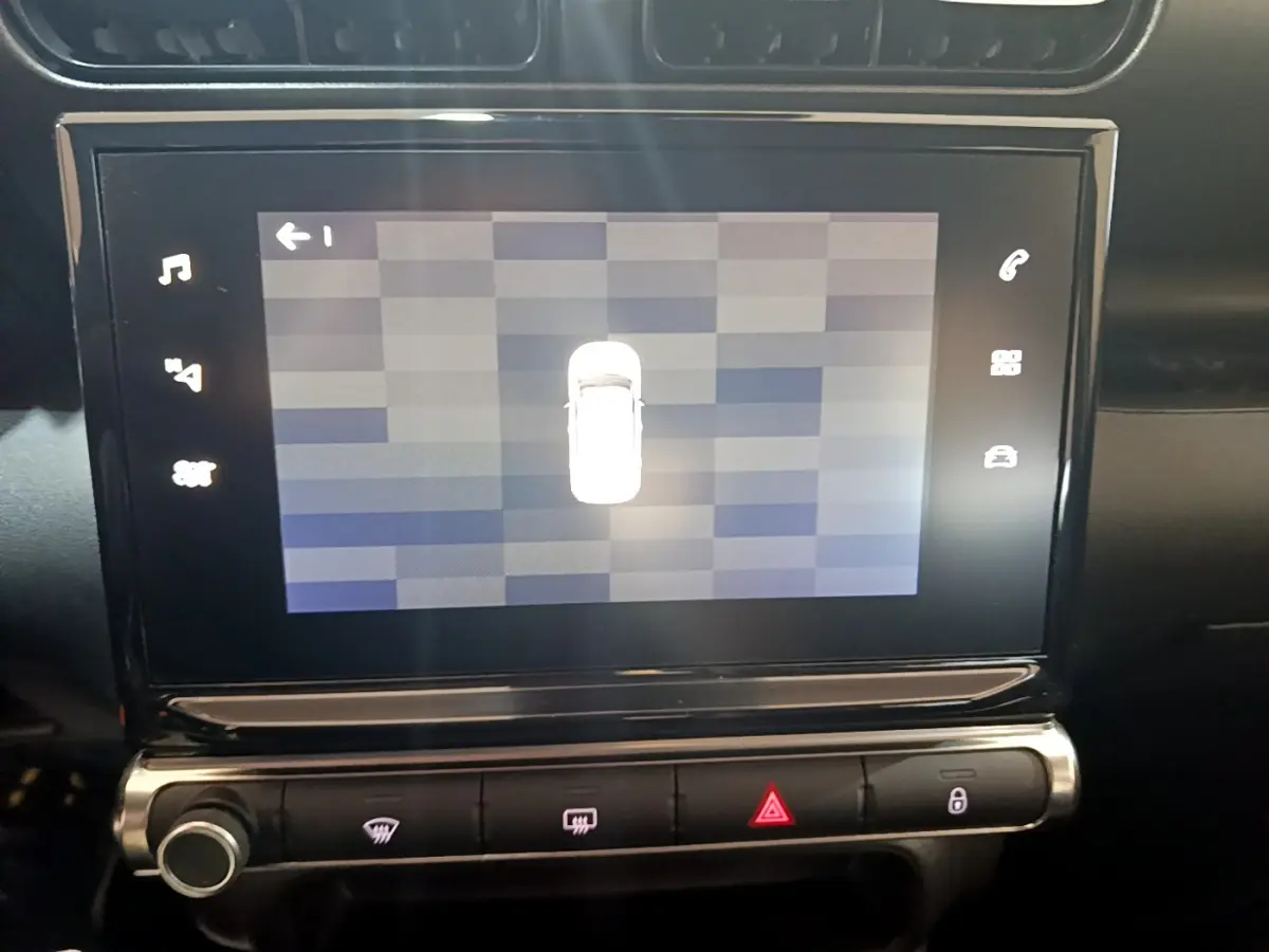 Écran tactile central affichant la vue de dessus du Citroën C3 Aircross blanc, tableau de bord intérieur.