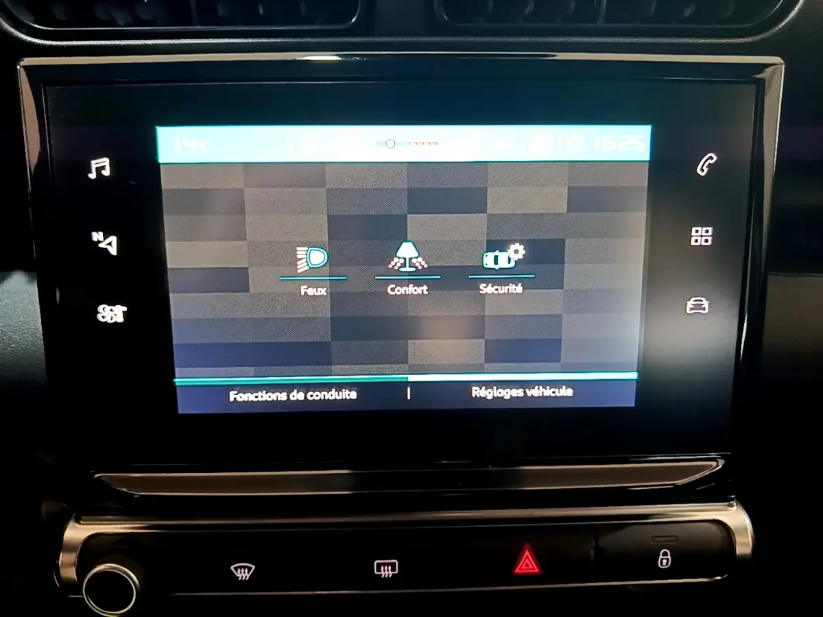 Écran tactile central du tableau de bord de la Citroën C3 Aircross 2019 affichant les réglages Feux, Confort et Sécurité.