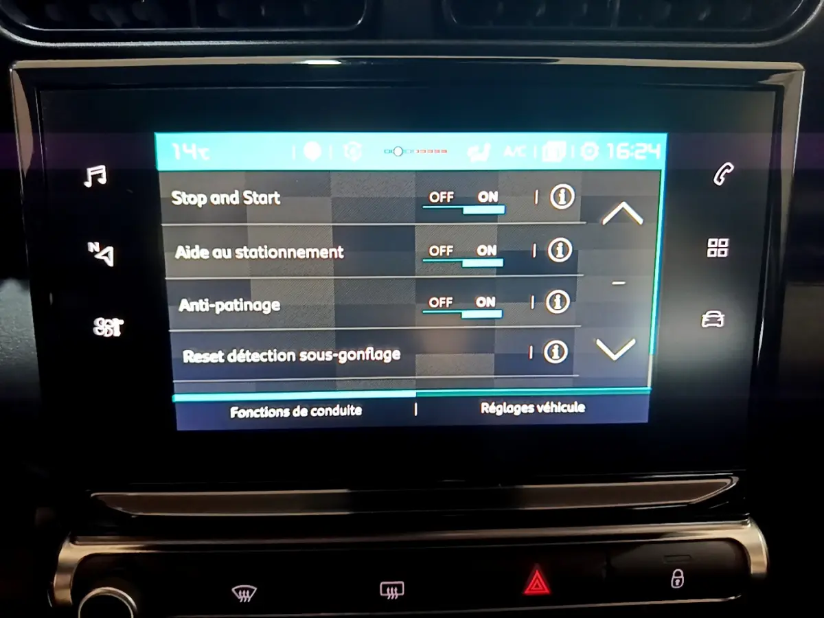 Écran tactile central du tableau de bord du Citroën C3 Aircross blanc, affichant les réglages d'aide à la conduite.
