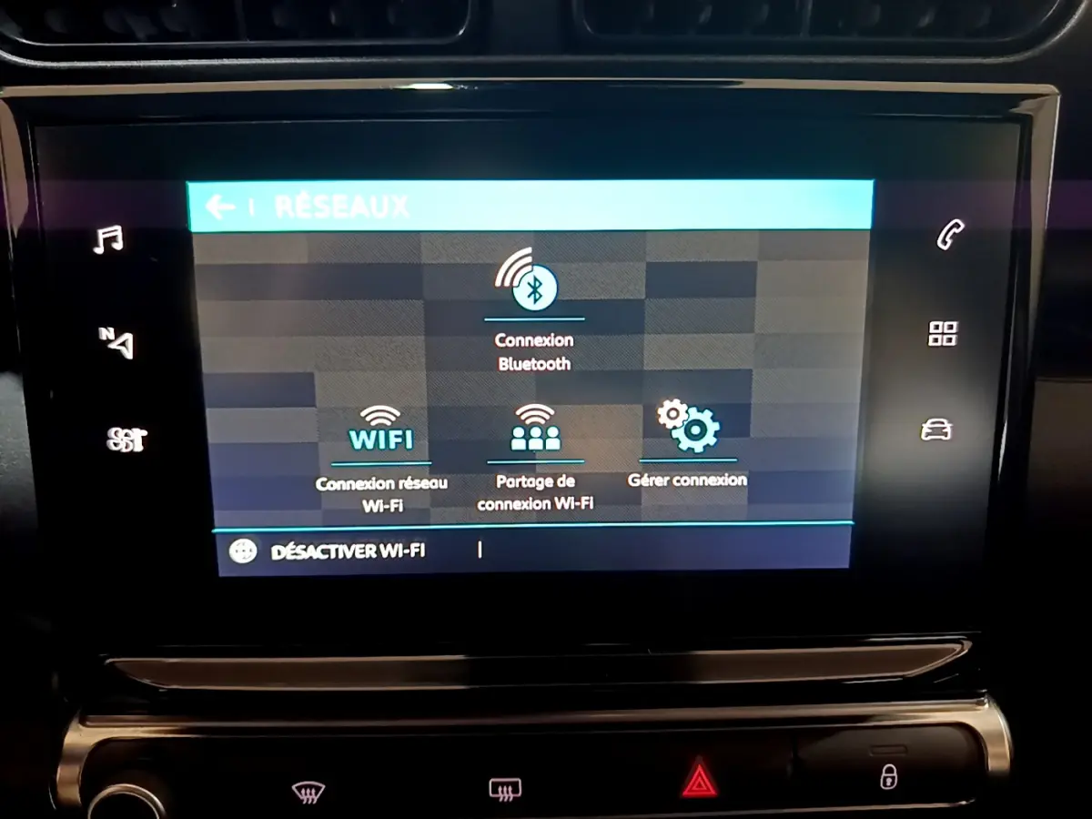 Écran tactile central du Citroën C3 Aircross blanc de 2019 affichant les options de connexion réseau Wi-Fi et Bluetooth.