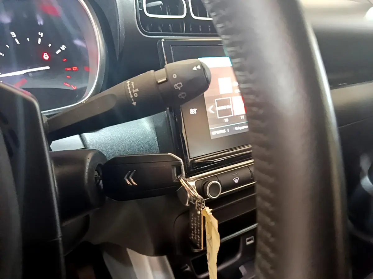 Intérieur du Citroën C3 Aircross 2019, vue rapprochée du tableau de bord avec écran tactile et commandes au volant cuir.