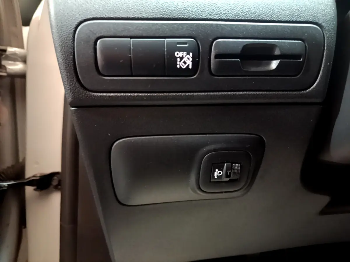 Gros plan sur les commandes noires du tableau de bord côté gauche du Citroën C3 Aircross blanc de 2019.