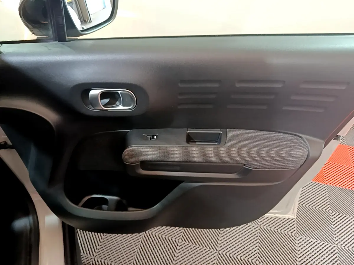 Vue intérieure de la porte côté gauche noire avec poignée argentée du Citroën C3 Aircross blanc 2019