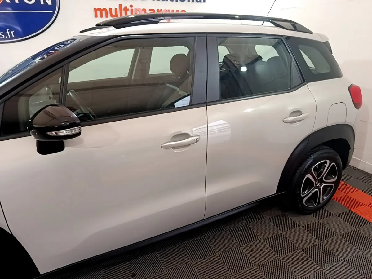 Profil droit du Citroën C3 Aircross blanc avec rétroviseurs noirs et jantes alliage distinctives.