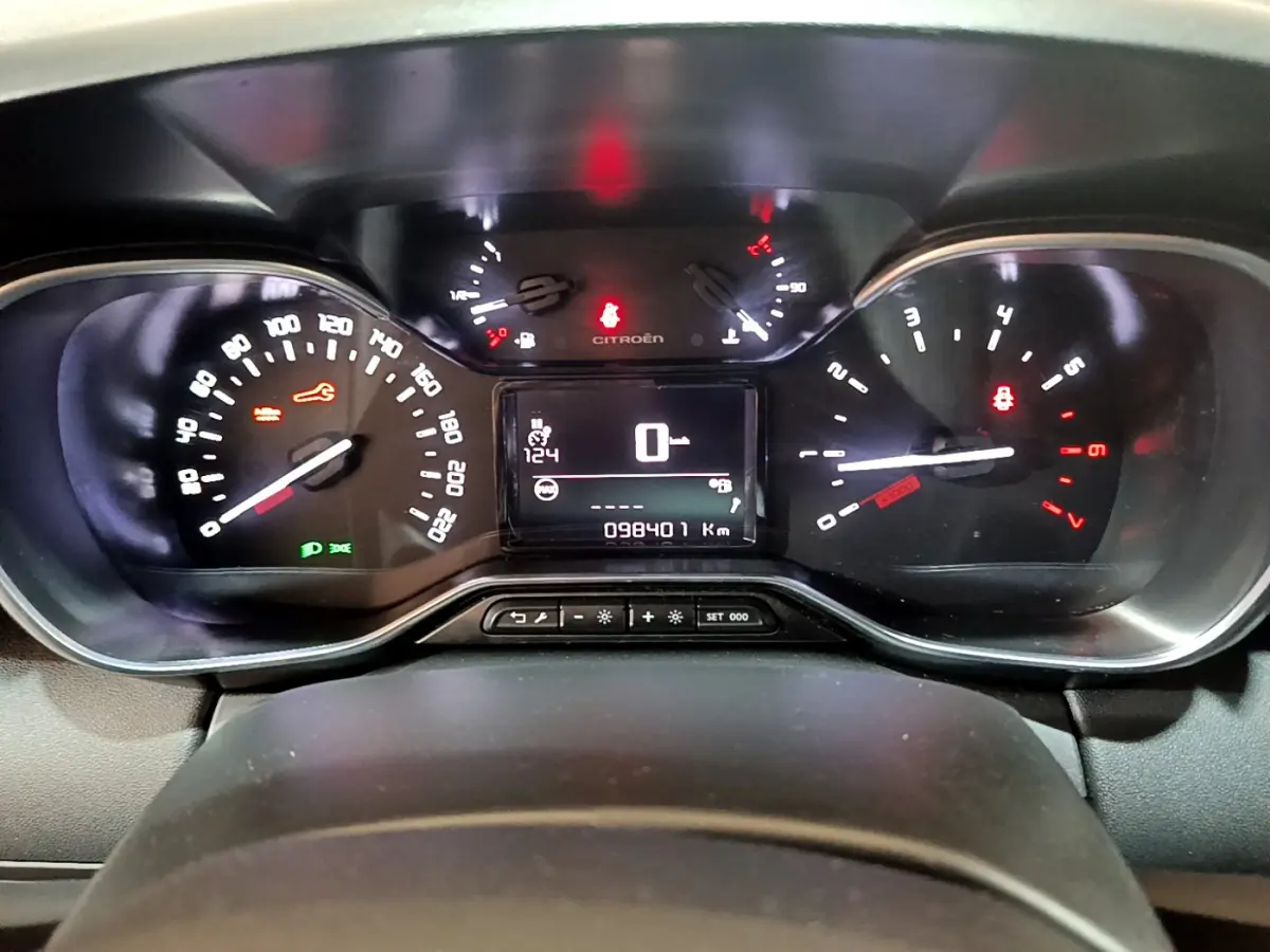 Tableau de bord du Citroën C3 Aircross 2019, affichage numérique central et compteurs analogiques éclairés.