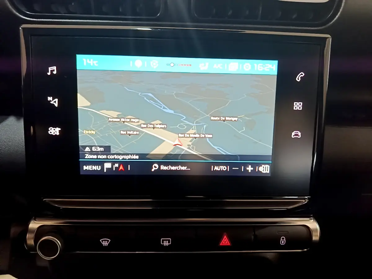 Écran tactile central affichant la navigation dans le tableau de bord noir du Citroën C3 Aircross blanc, version 2019.