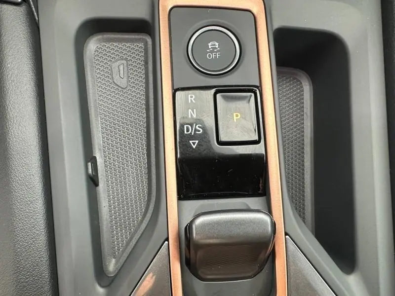 Gros plan sur la console centrale du CUPRA Formentor 2025 gris, montrant la commande de boîte automatique et le bouton de contrôle de traction.