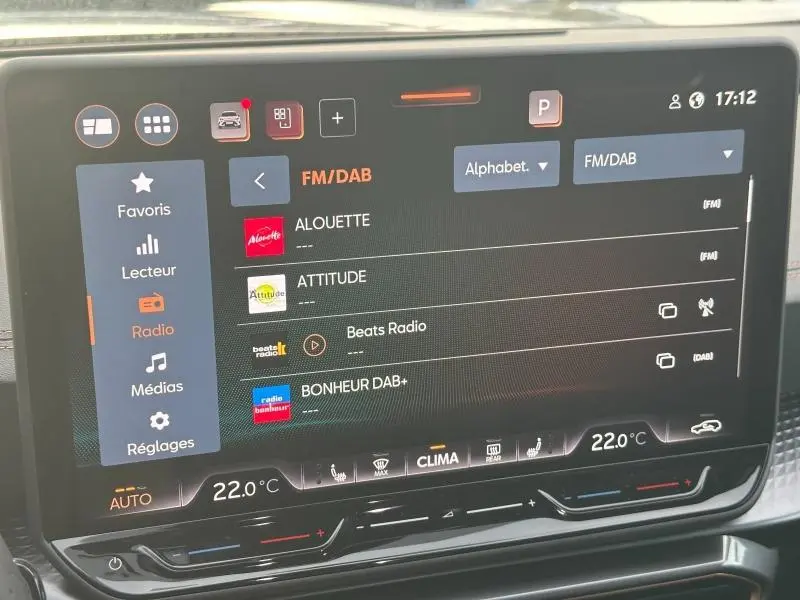 Écran tactile central du tableau de bord du CUPRA Formentor gris 2025 affichant les stations radio FM/DAB.