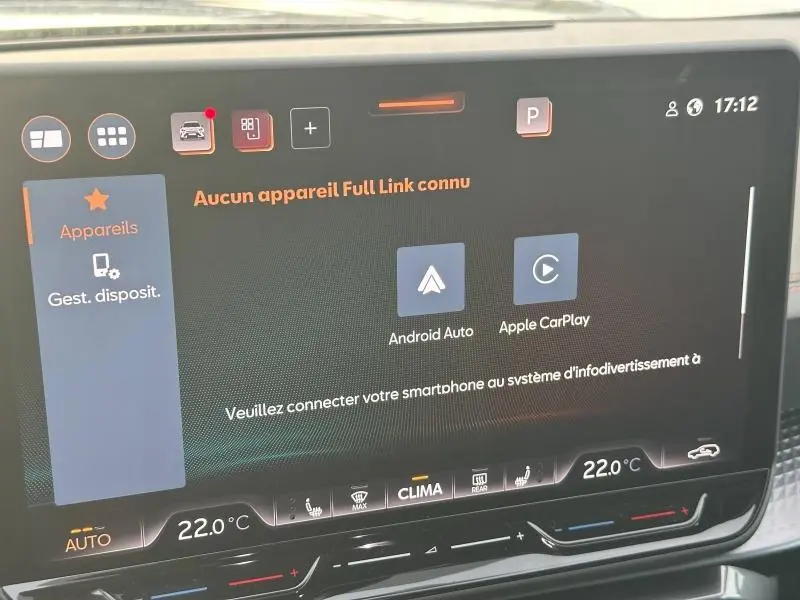 Écran tactile du système multimédia du CUPRA Formentor gris 2025 affichant Android Auto et Apple CarPlay.