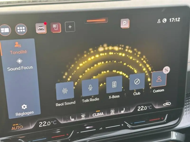 Écran tactile du système audio du CUPRA Formentor gris 2025, affichant les réglages de tonalité et modes sonores.