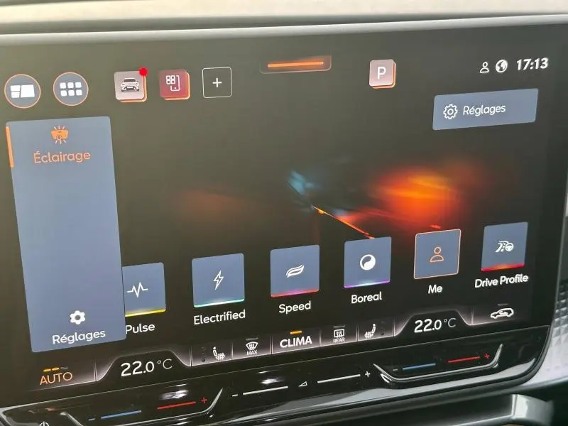 Écran tactile du système multimédia du CUPRA Formentor gris 2025 montrant les réglages d'éclairage et profils de conduite.