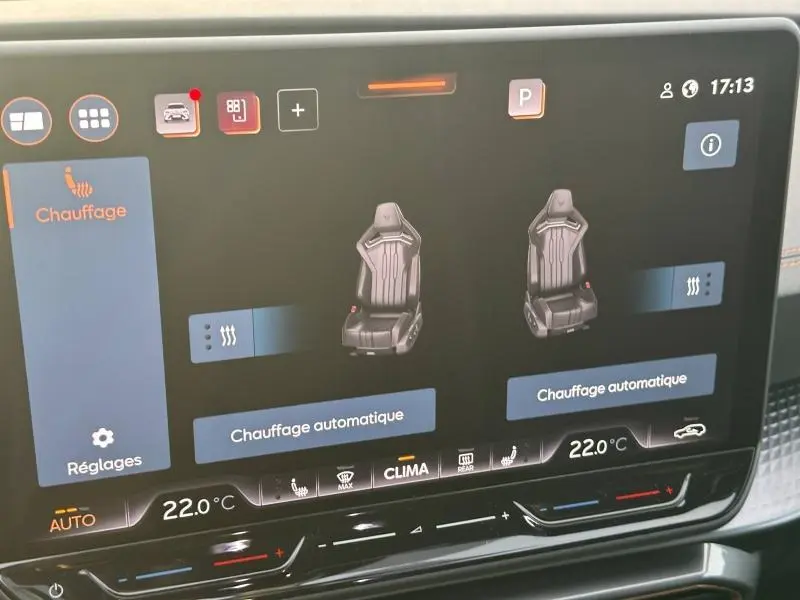 Écran tactile intérieur du CUPRA Formentor 2025 montrant le réglage du chauffage des sièges en mode automatique.
