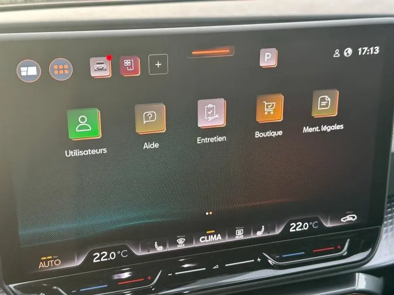 Écran tactile central du tableau de bord du CUPRA Formentor 2025 affichant les menus Utilisateurs, Aide, Entretien, Boutique et Mentions légales.