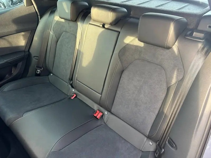 Vue intérieure des sièges arrière gris en cuir et alcantara du CUPRA Formentor 2.0 TDI 150ch V DSG7 2025.