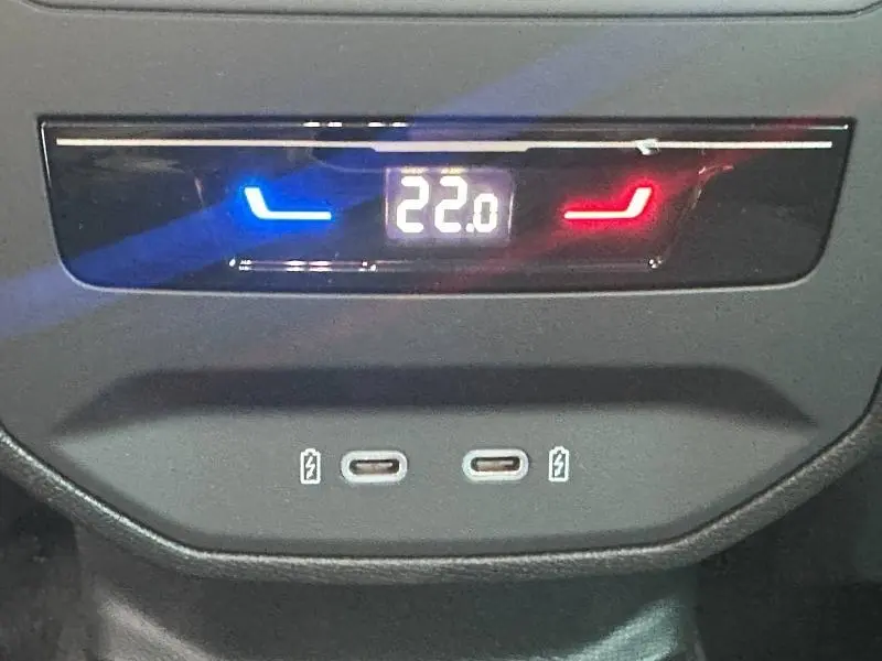 Détail du panneau de climatisation avec affichage digital à 22°C et ports USB-C dans une CUPRA Formentor gris 2025.