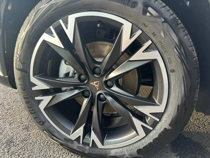 Gros plan sur la jante en alliage gris anthracite au design anguleux du CUPRA Formentor 2025, version diesel.