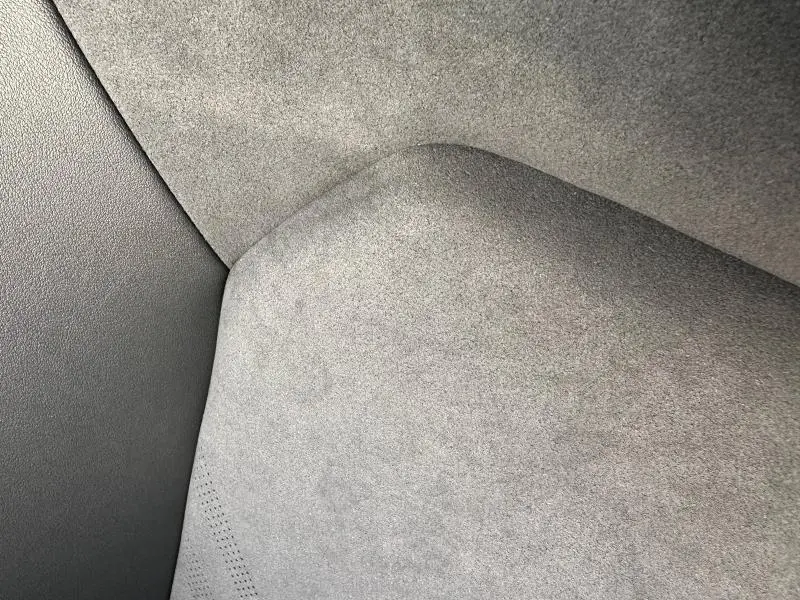 Gros plan sur le revêtement gris clair du siège arrière du CUPRA Formentor 2025, mettant en valeur la texture du tissu.