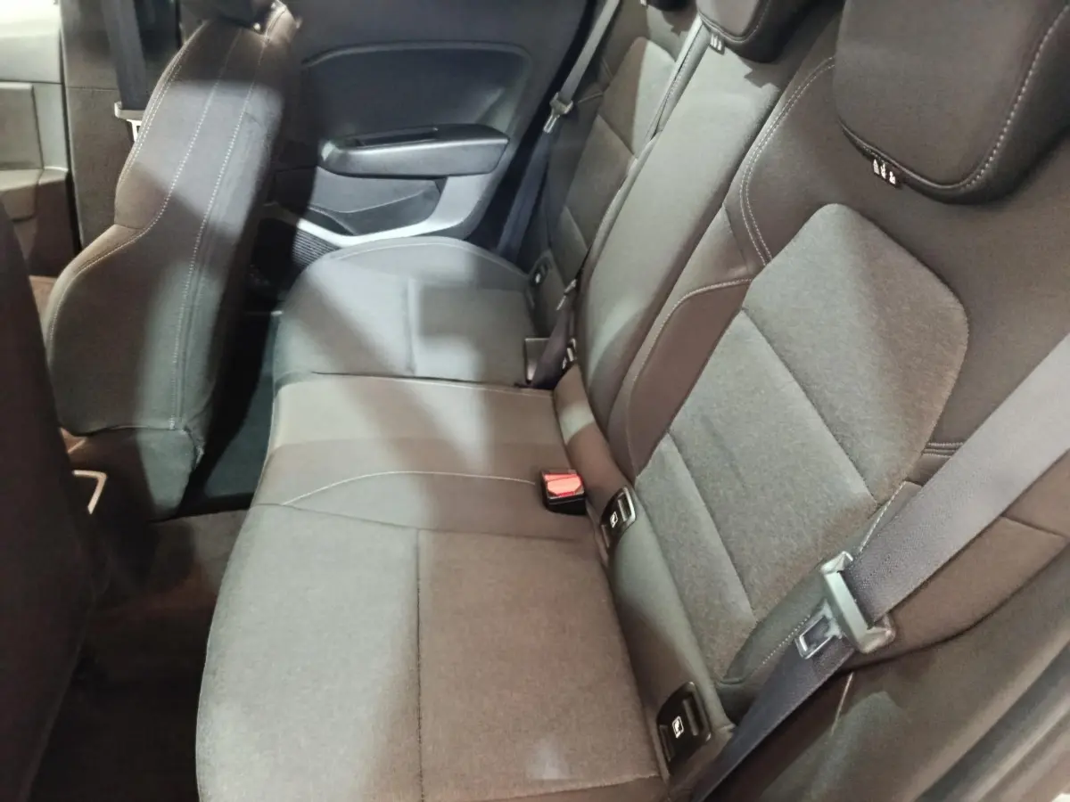Vue intérieure de la banquette arrière grise de la Renault Clio 2023, avec ceinture de sécurité et fixation Isofix visibles.