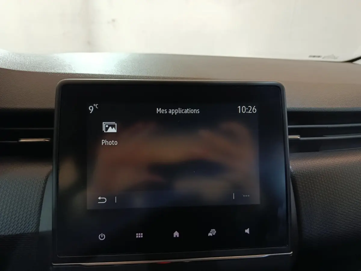 Écran tactile central de la Renault Clio Equilibre TCe 90 2023, affichage des applications, intérieur gris.