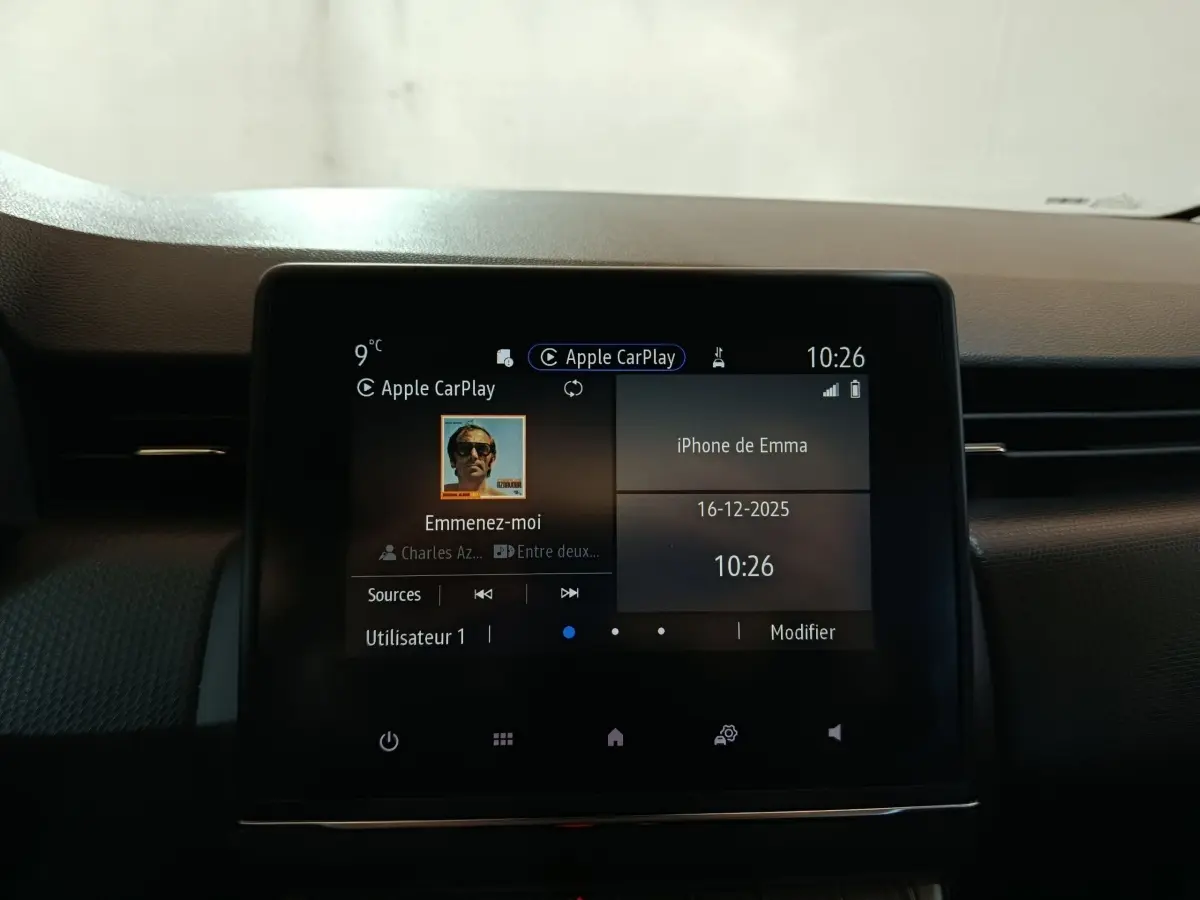 Écran tactile central de la Renault Clio gris clair 2023 affichant Apple CarPlay et interface multimédia.