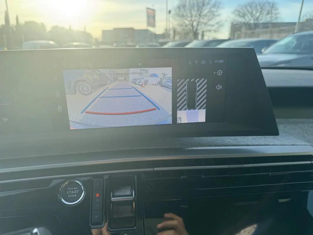 Vue intérieure du cockpit numérique du Peugeot 3008 Hybrid 145 Allure, écran affichant la caméra de recul en lumière naturelle.