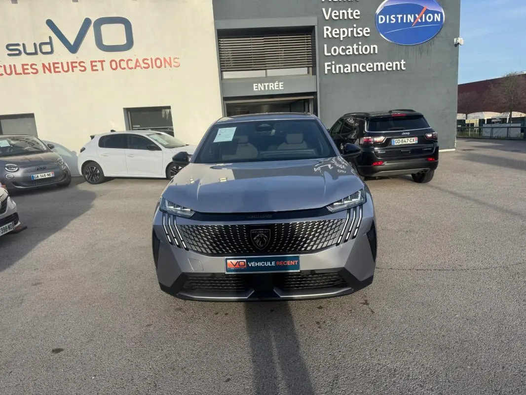 Peugeot 3008 Hybrid gris vue de face, mettant en valeur la calandre distinctive et les phares LED fins.