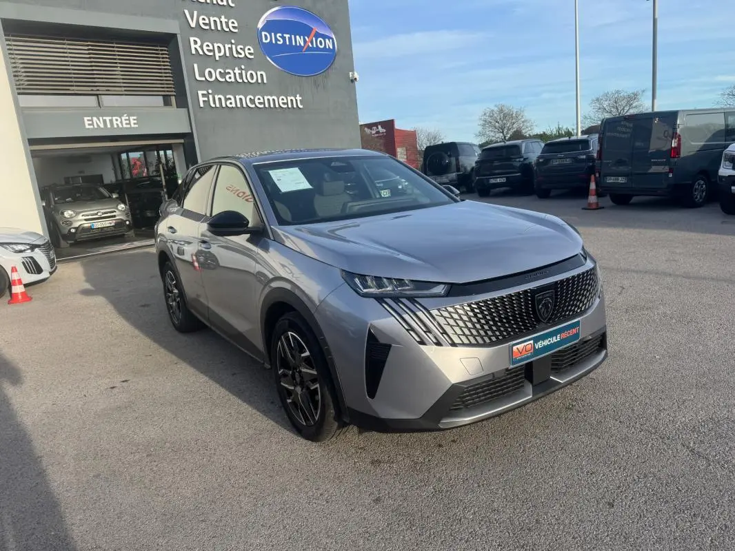 Peugeot 3008 Hybrid gris en 3/4 avant droit, avec calandre distinctive et jantes alliage 19 pouces visibles.