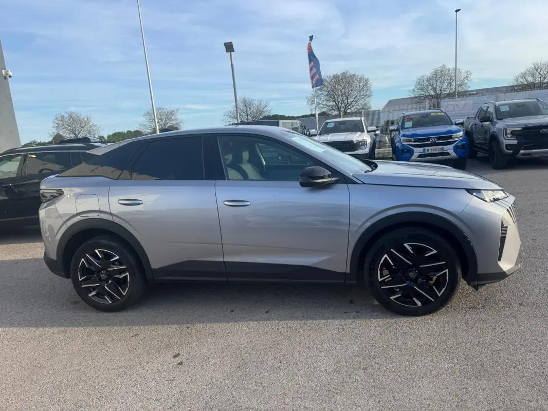 Peugeot 3008 Hybrid gris vue de profil côté gauche, avec jantes alliage noires 19 pouces et toit noir contrasté.