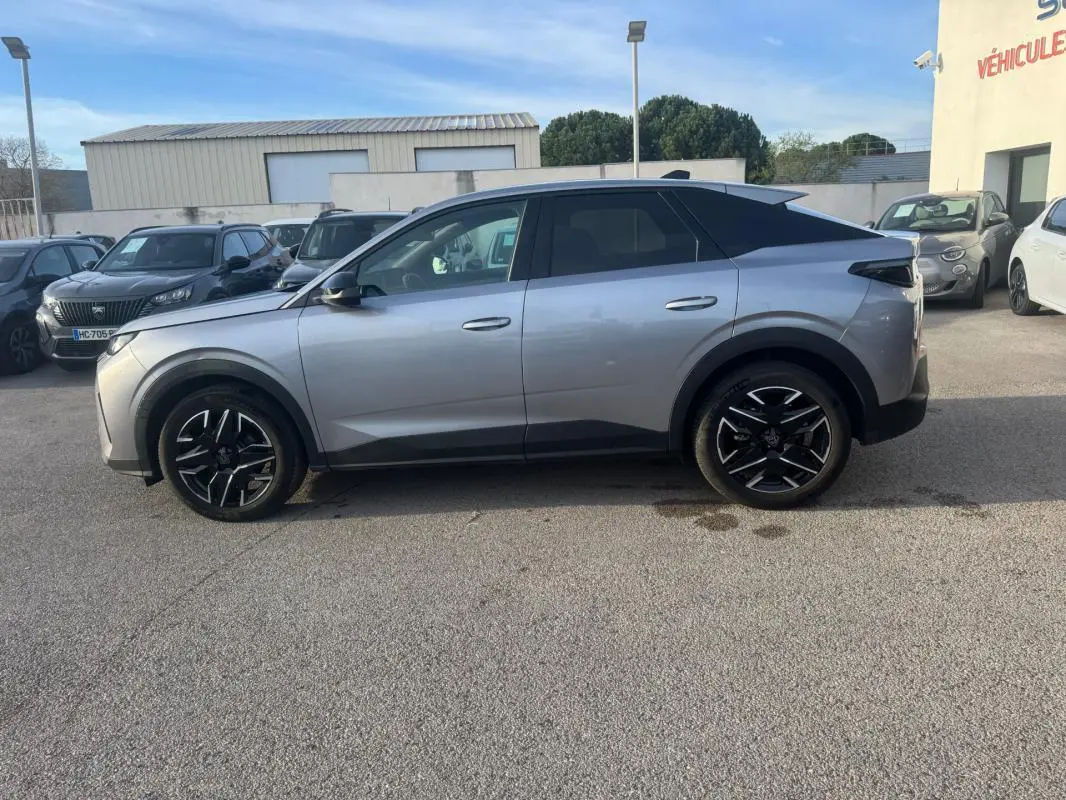 Peugeot 3008 Hybrid gris vue de profil côté gauche, avec jantes alliage noires 19 pouces et toit noir contrasté.