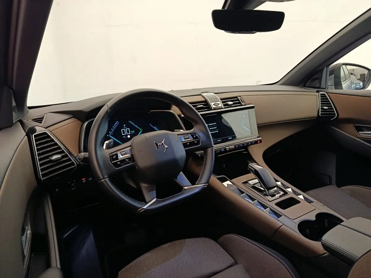 Intérieur du DS7 Crossback E-TENSE 225 Business 2022, vue côté conducteur sur volant cuir et écran tactile central.