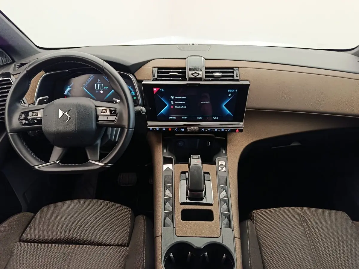 Vue intérieure frontale du tableau de bord et volant cuir noir du DS7 Crossback E-TENSE 225 avec écran tactile central 12 pouces.